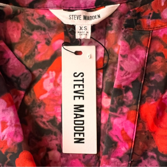 Steve Madden NWT Pink Red Rose Printed top V-neck. Scrunched Sleeve. Size  XS - Picture 8 of 16
